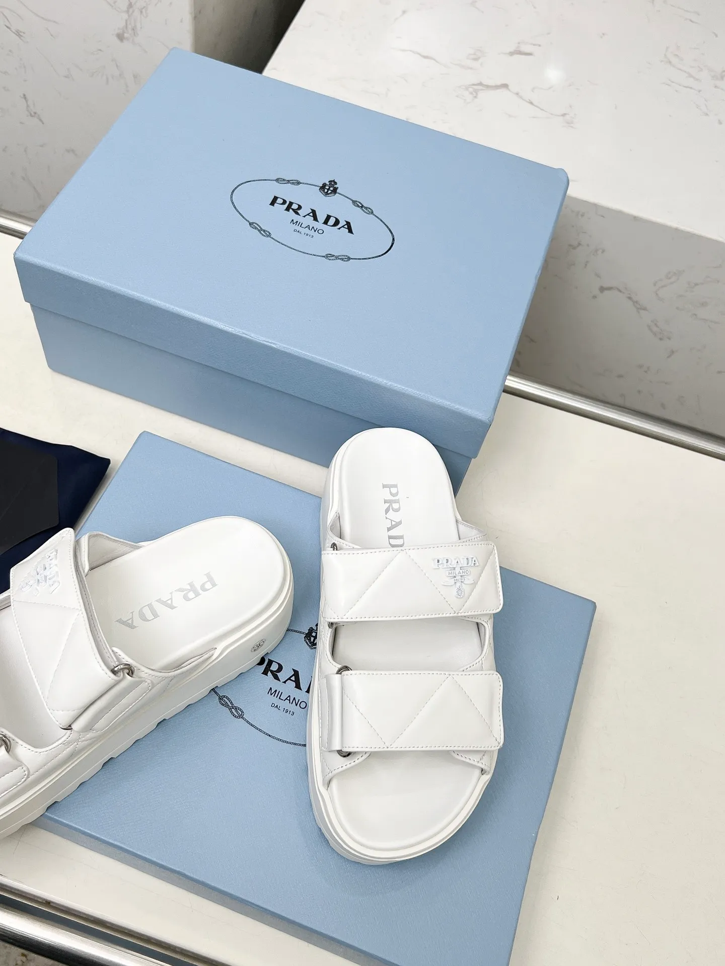 💕💕Factory direct selling price p500💕💕 🌸Prada 2025 spring and summer new slippers💫Velcro sandals The latest catwalk style, classic upgrades, comfort and fashionability coexist. Each color combination looks good, and the design matches different style needs ✅Upper: original customized cowhide ✅Inner: original customized sheepskin lining, cowhide feet ✅Outsole: original molded anti-slip outsole ✅Number of codes: 35-40 (41 customized, non-refundable and non-exchangeable)